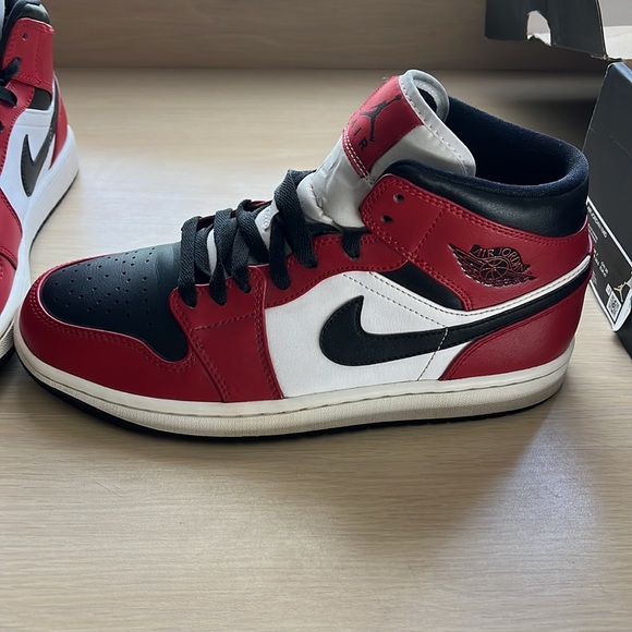 Size 8 - 2020 Jordan 1 Mid Chicago Black Toe‼️ - Picture 15 of 17